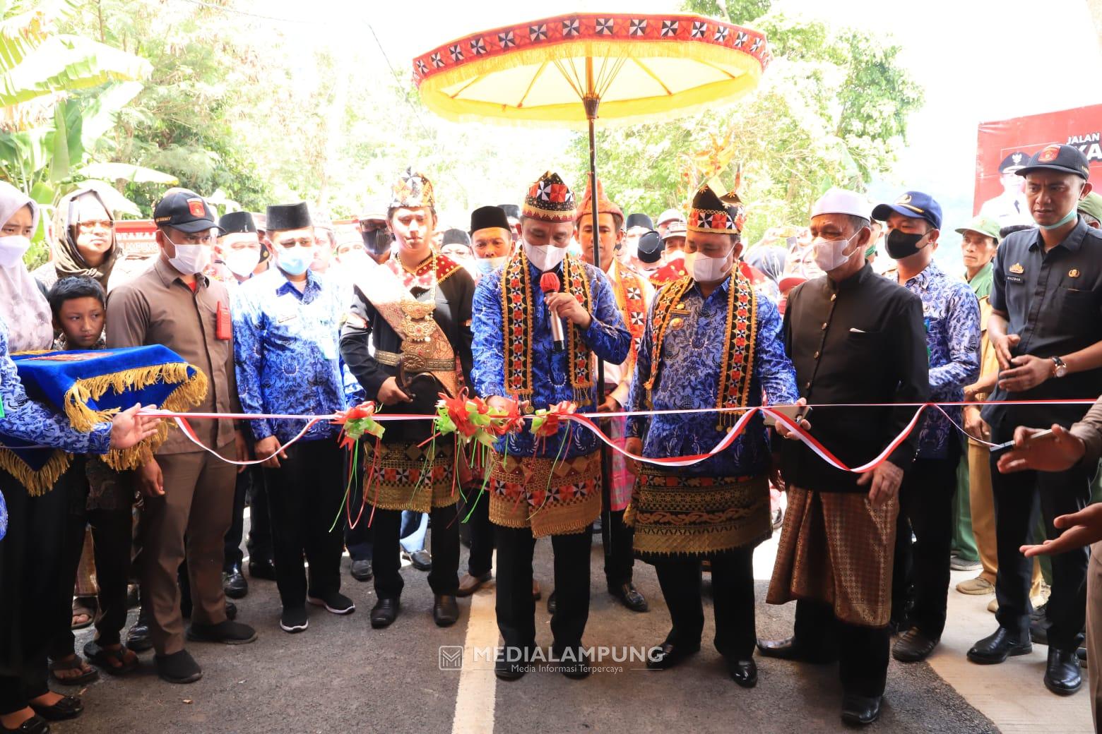 Parosil Resmikan Pembangunan Ruas Jalan Sukabanjar-Tawan