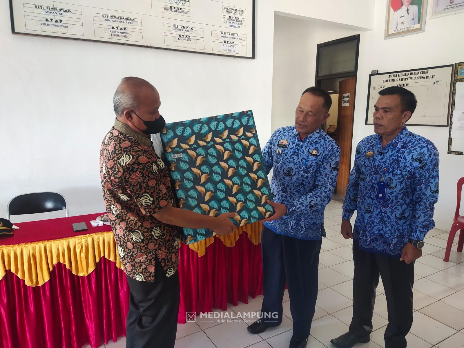 Kecamatan Batuketulis Lepas Satu ASN yang Purna Tugas