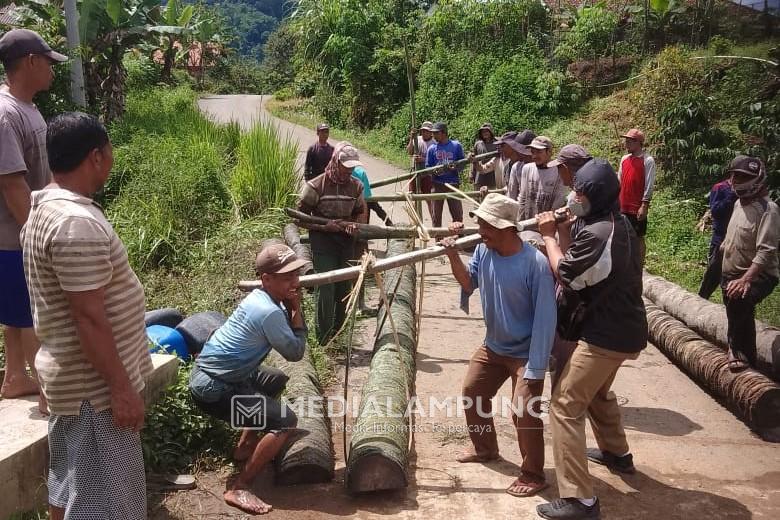 Dibantu TNI, Warga Mekarjaya Bangun Jembatan Darurat 