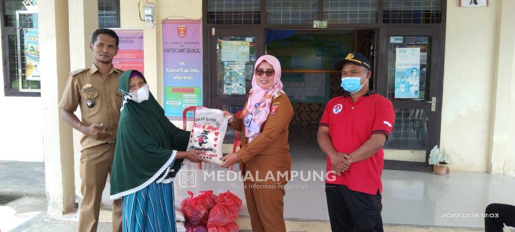 Tujuh Keluarga Terdampak Banjir Pekon Pampangan Terima Bantuan Sembako 