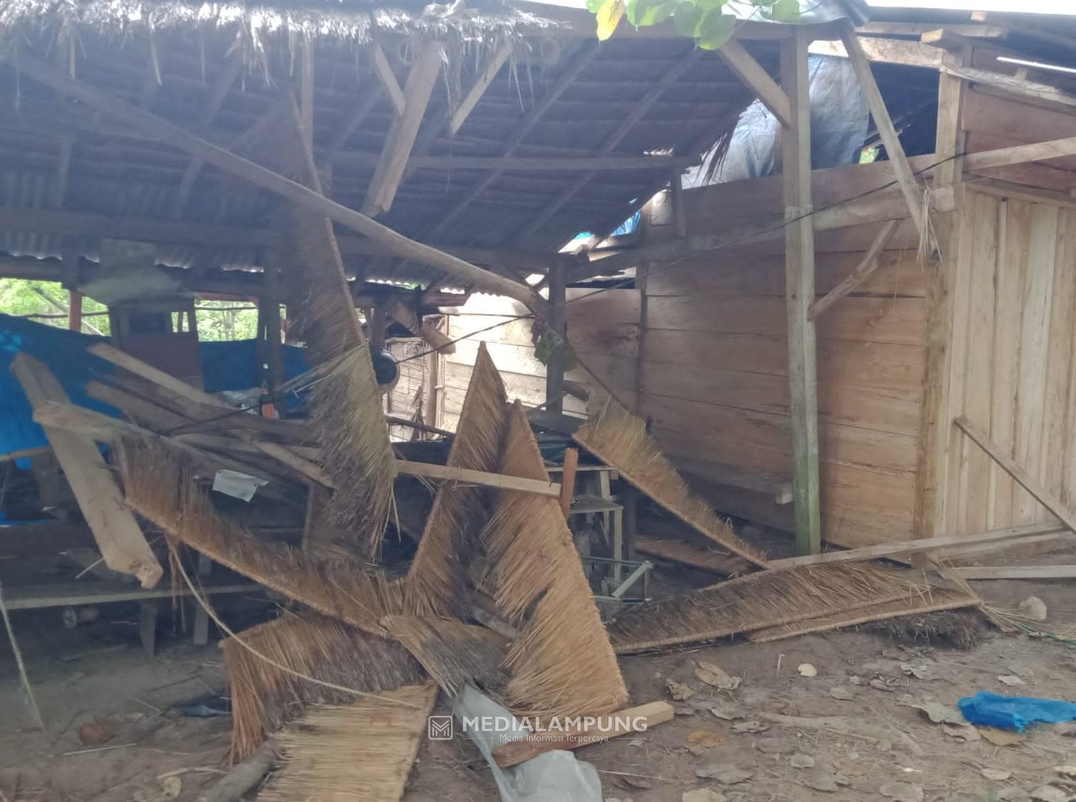 Diamuk Gajah, Gubuk dan Lapak Dagang di Kawah Nirwana Rusak Parah