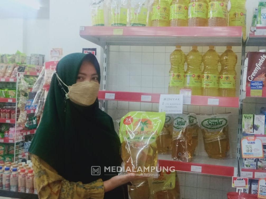 Harga Minyak Goreng Turun, Warga Serbu Minimarket