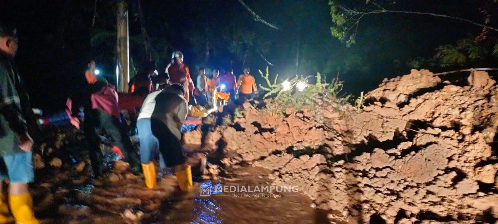 Tertimbun Longsor, Jalur Liwa-Krui Lumpuh Total