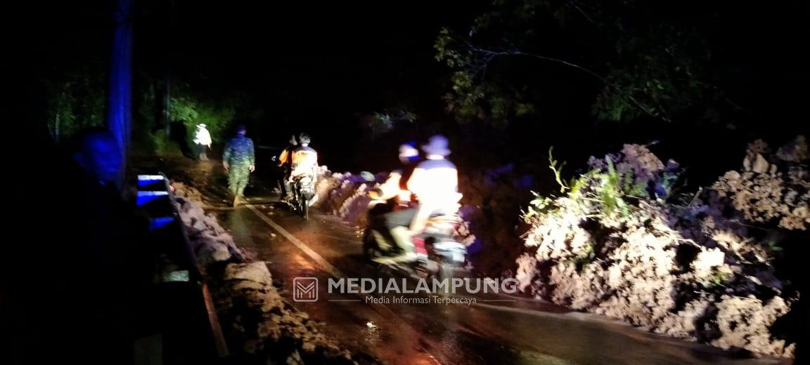 3 Jam Tertimbun Longsor, Akses Liwa-Krui Akhirnya Dapat Dilalui 