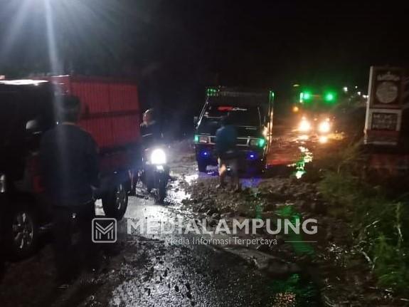 Hati-Hati! Ruas Jalan Penghubung Sukau-Lumbokseminung Ambles 