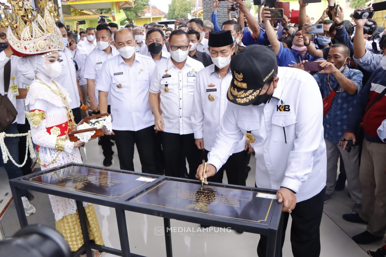 Arinal Resmikan 31 SMK Pusat Keunggulan Se-Lampung dan Bagikan Bantuan ke Masyarakat