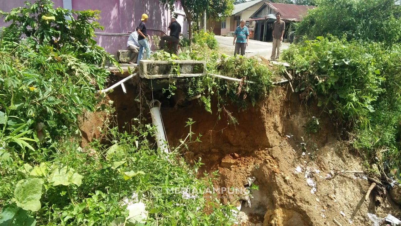 Belum Ditangani, Longsor di Jatimulyo Ancam Putusnya Badan Jalan