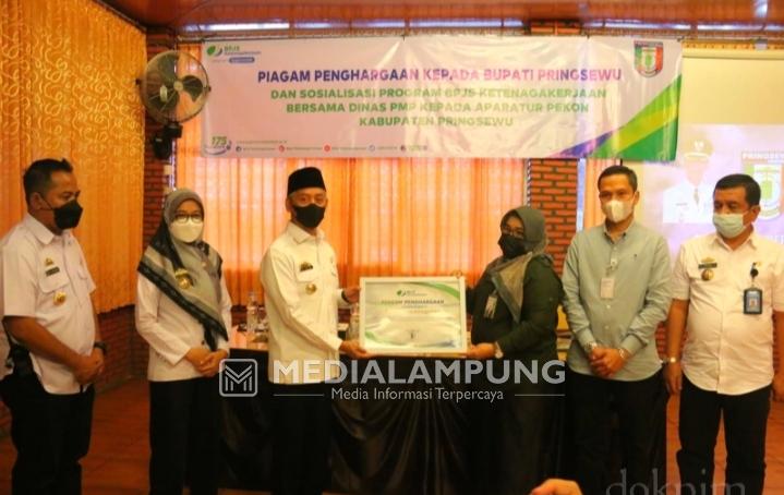 Pemkab Pringsewu Terima Penghargaan dari BPJS Ketenagakerjaan