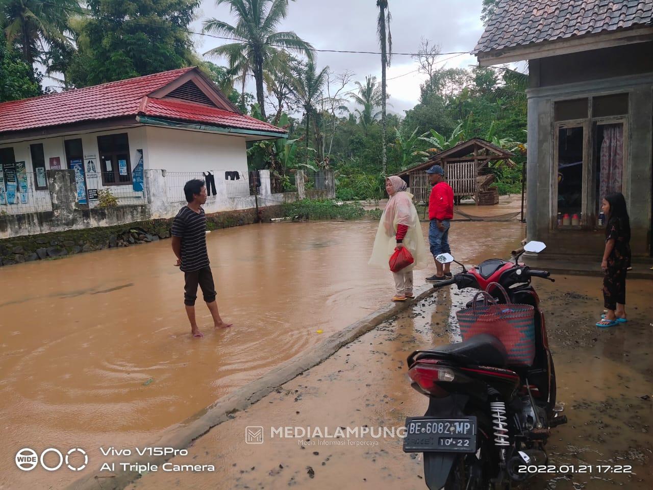 Tri Budi Wahyuni Tinjau Banjir di Pekon Pahayujaya