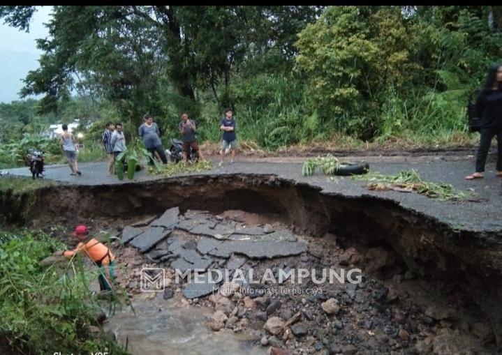 Hujan Deras Perparah Kerusakan Jalur Sukau-Lumbokseminung 