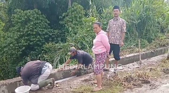 Penanganan Sementara Longsor, Agung Kerahkan Aparat dan Warga