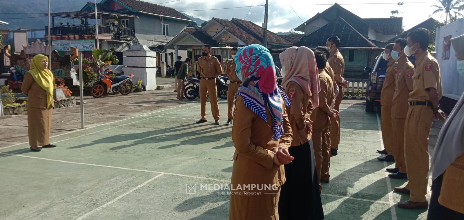 Implementasikan Pitu Program PM, Erna Briefing Aparatur Pekon Purawiwitan