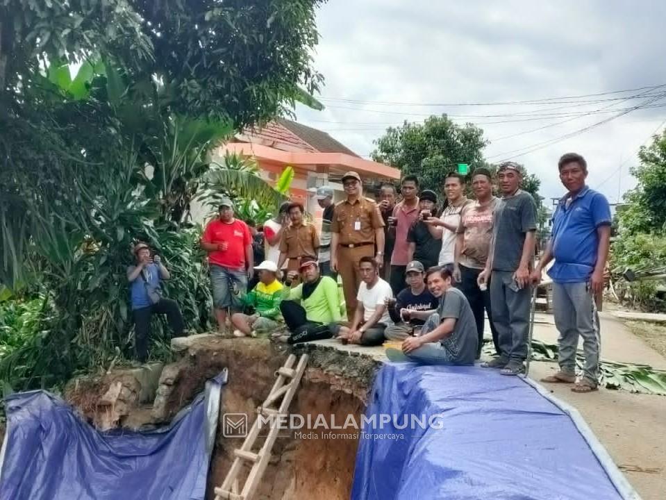 Warga, Aparat Pekon dan Camat Waytenong Kolaborasi Tangani Longsor