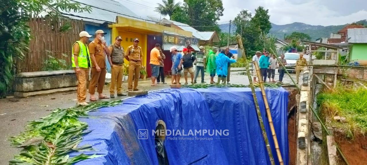 Hujan Deras Perparah Longsor Jalan Kabupaten di Pekon Mutaralam