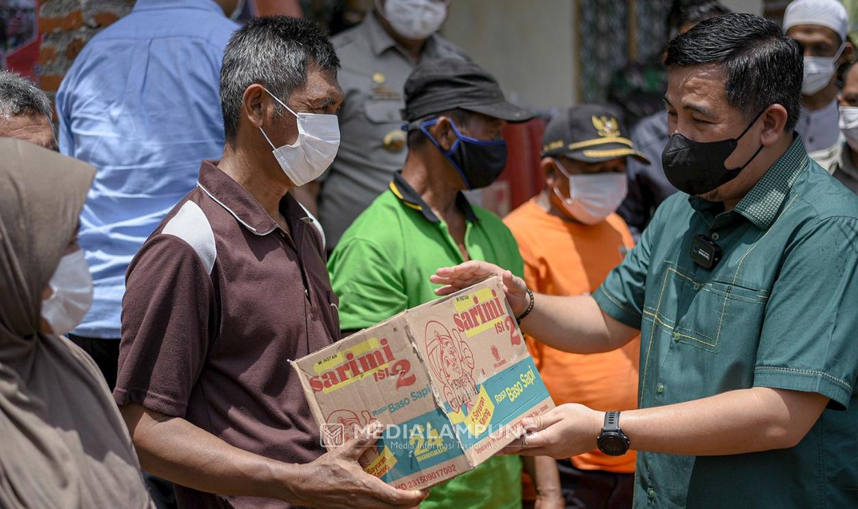 Dendi Ramadhona Berikan Bantuan Korban Angin Puting Beliung di Tegineneng