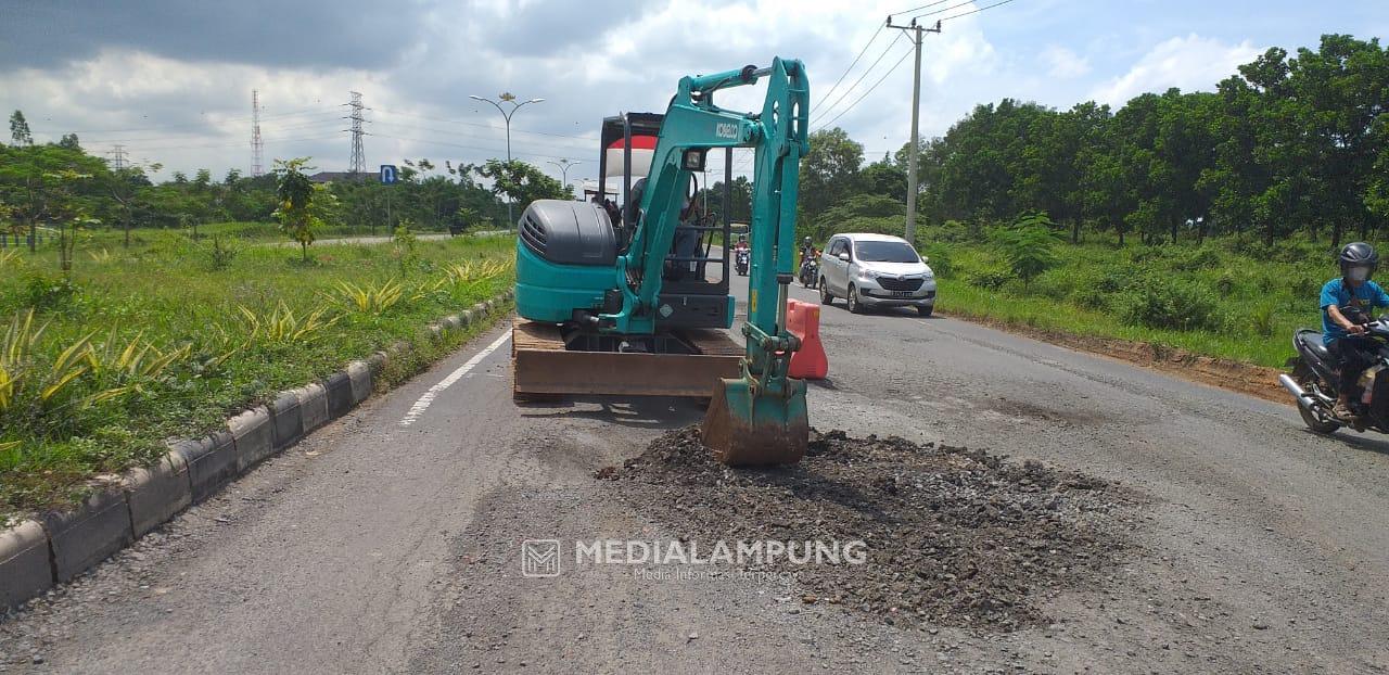 Jalan Akses Pintu Tol Kotabaru Diperbaiki