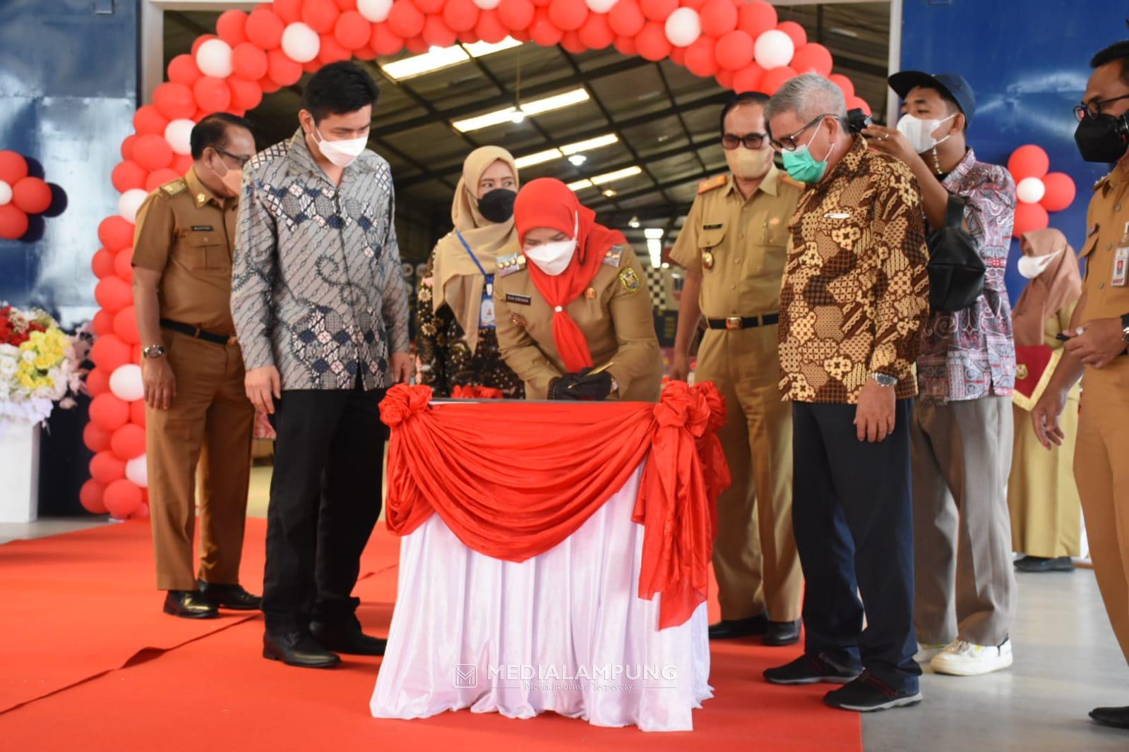Bunda Eva Resmikan Makmur Grosir Supermarket Otomotif