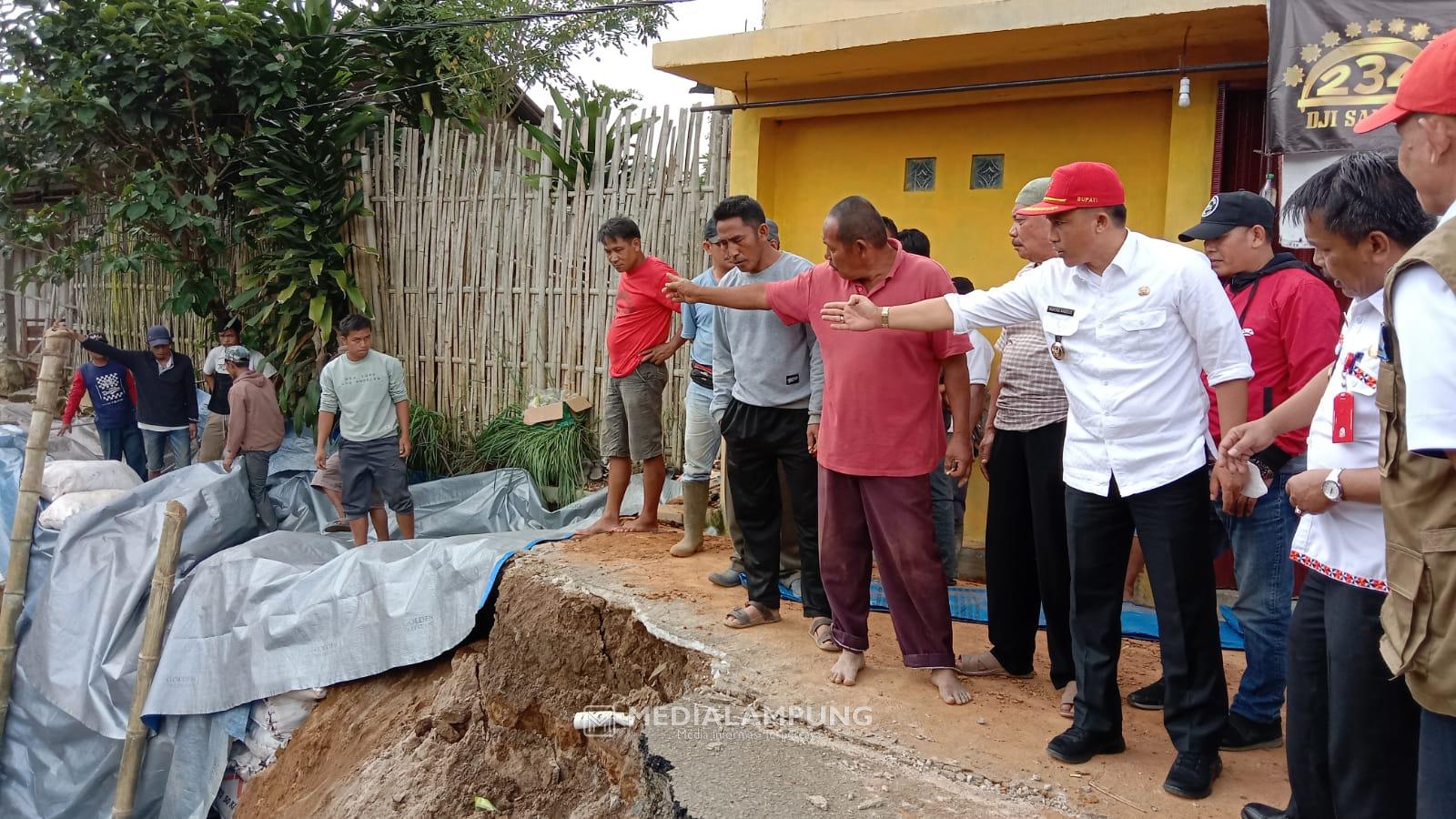 Tinjau Longsor Jalan di Mutaralam, Parosil Perintahkan Ambil Langkah Kedaruratan