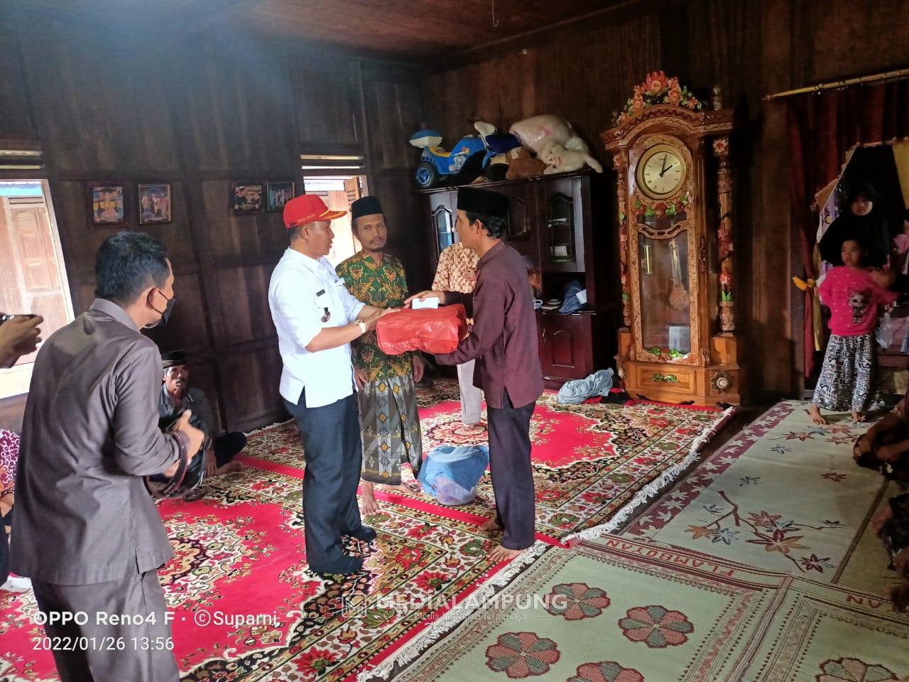 Melayat ke Rumah Arga, Parosil Serahkan Santunan