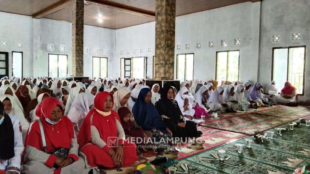 Jamaah Pengajian Bulanan MTBM Kebuntebu di Pekon Tugumulya Membludak 