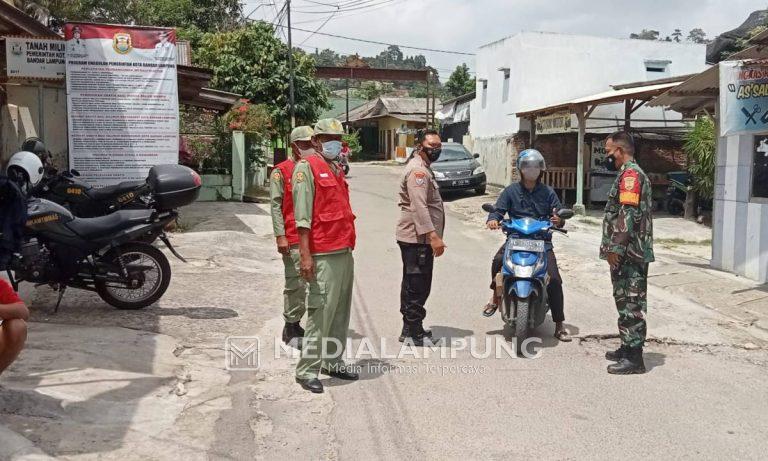 Babinsa Serka Sugeng Bersama Tim Gugus Tugas Patroli di Kelurahan Penengahan