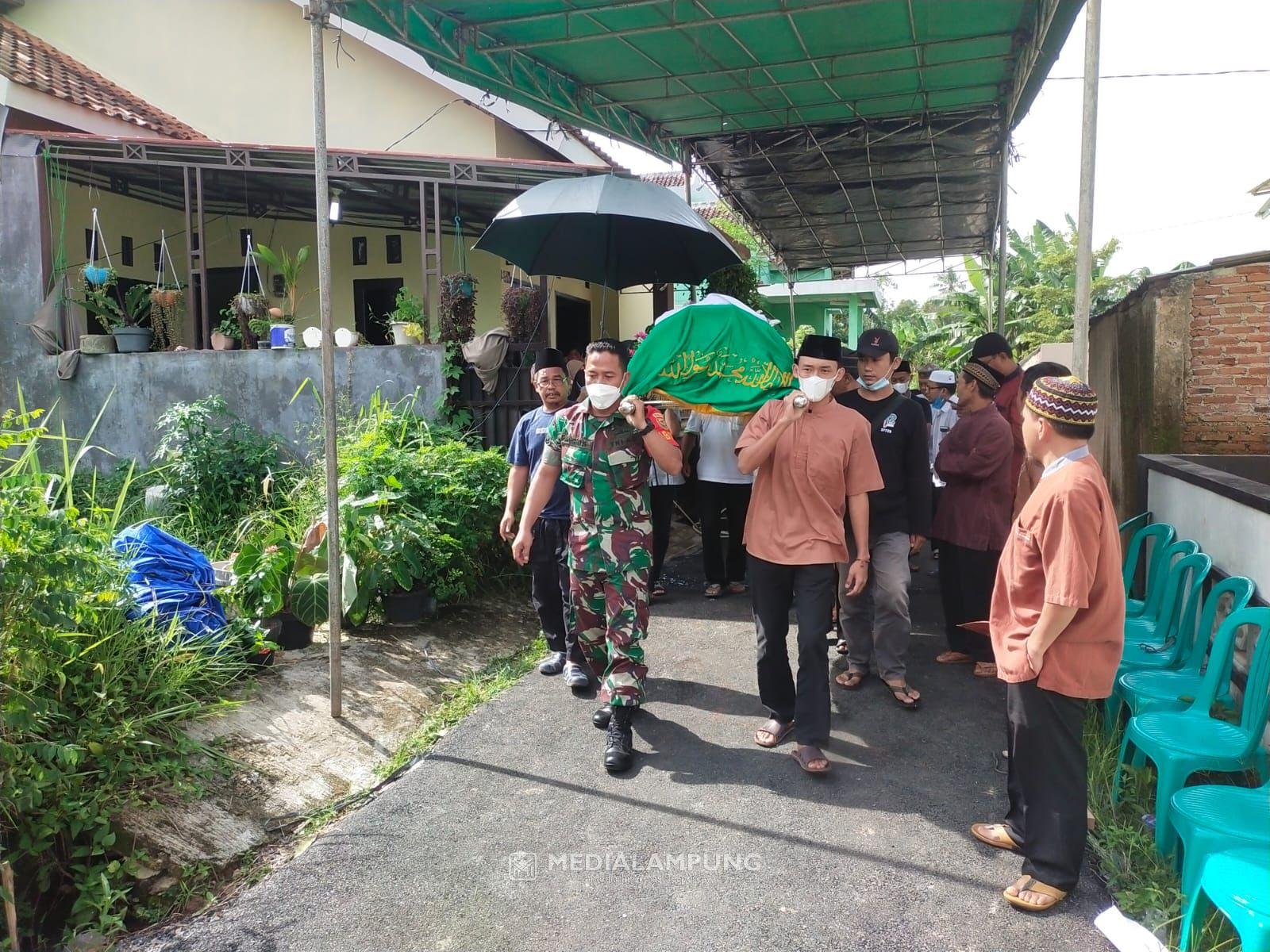 Wujud Kepedulian, Babinsa-Bhabinkamtibmas Bantu Pemakaman Warga Binaan