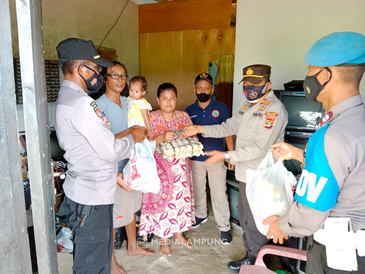 Polsek Bengkunat Berikan Bantuan Sembako Untuk Balita Stunting