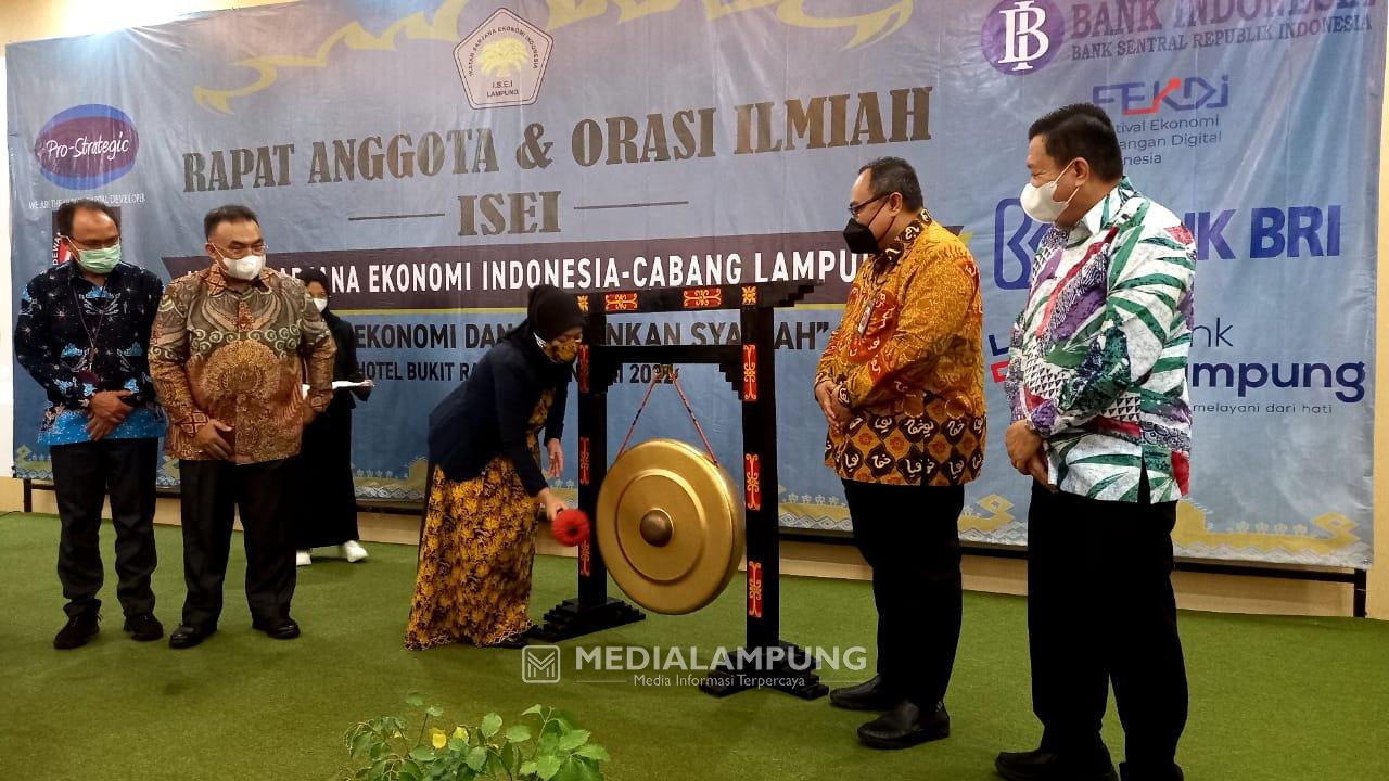 Wagub Nunik Buka Rapat Anggota dan Orasi Ilmiah ISEI Lampung