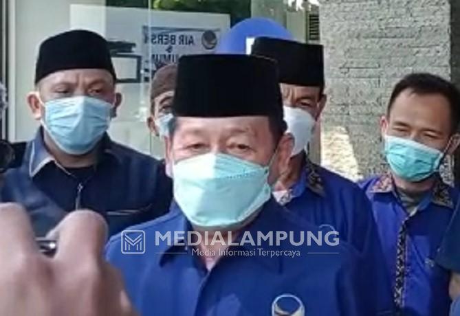 Bantu Petani, NasDem Lampung Bagikan Pupuk dan Bibit Alpukat