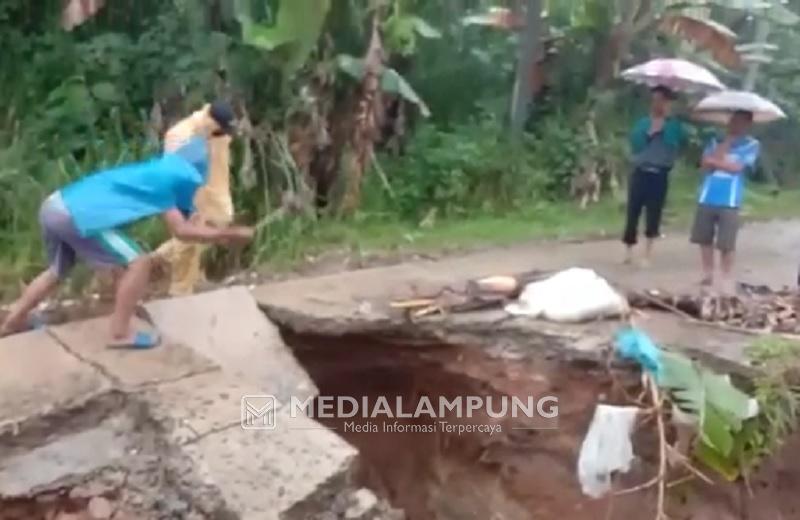 Luapan Way Besai Memutuskan Akses Jalan Penghubung Pekon Puramekar-Mekarjaya