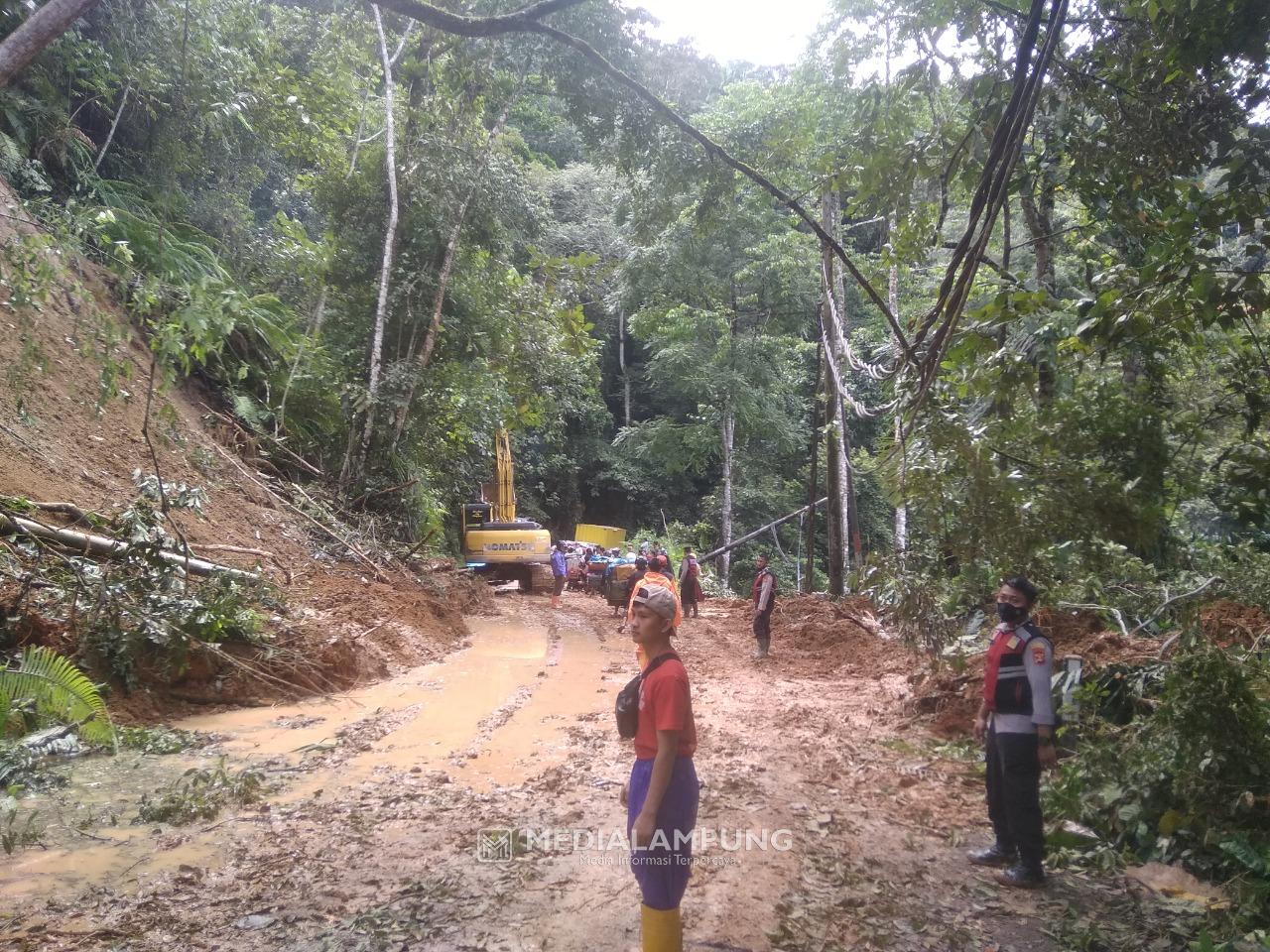 Material Longsor di Tiga Titik Berhasil Dibersihkan, Arus Lalulintas Liwa-Krui Kembali Lancar