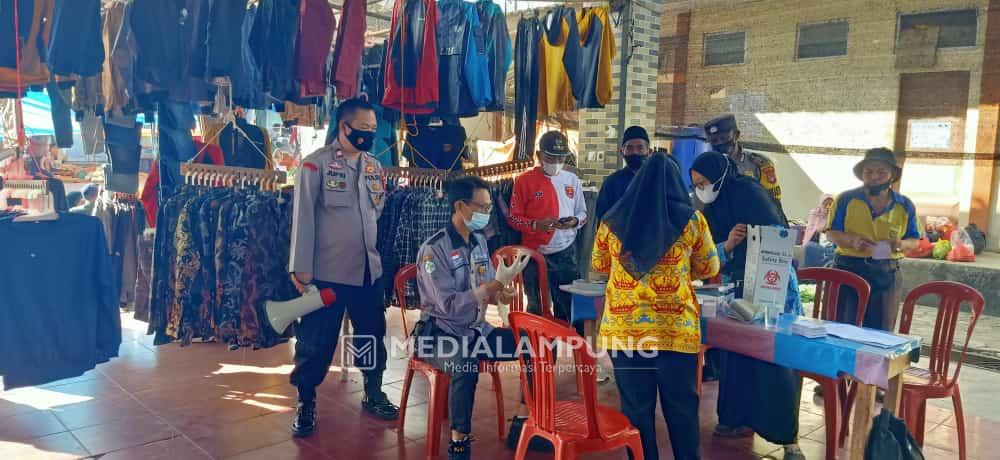 Puskesmas Sumberjaya Buka Lapak Vaksin di Pasar Simpanggadis