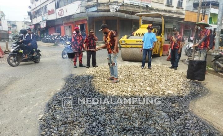 Pemuda Pancasila Pringsewu Tambal Ruas Jalan Berlubang di Jalinbar