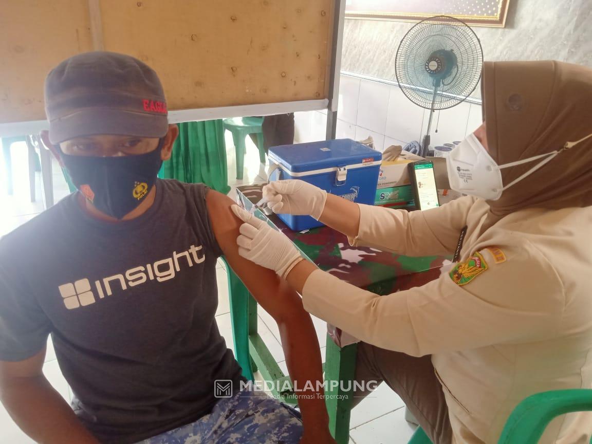 Jemput Bola, Babinsa Serda Guratno Ajak Warga Suntik Vaksin Tahap 3 di Makodim KBL
