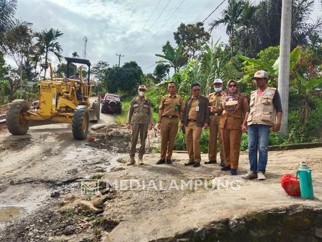 Tinjau Pembangunan Jalan, Sri: Upaya Pemkab Wujudkan Infrastruktur Mantap