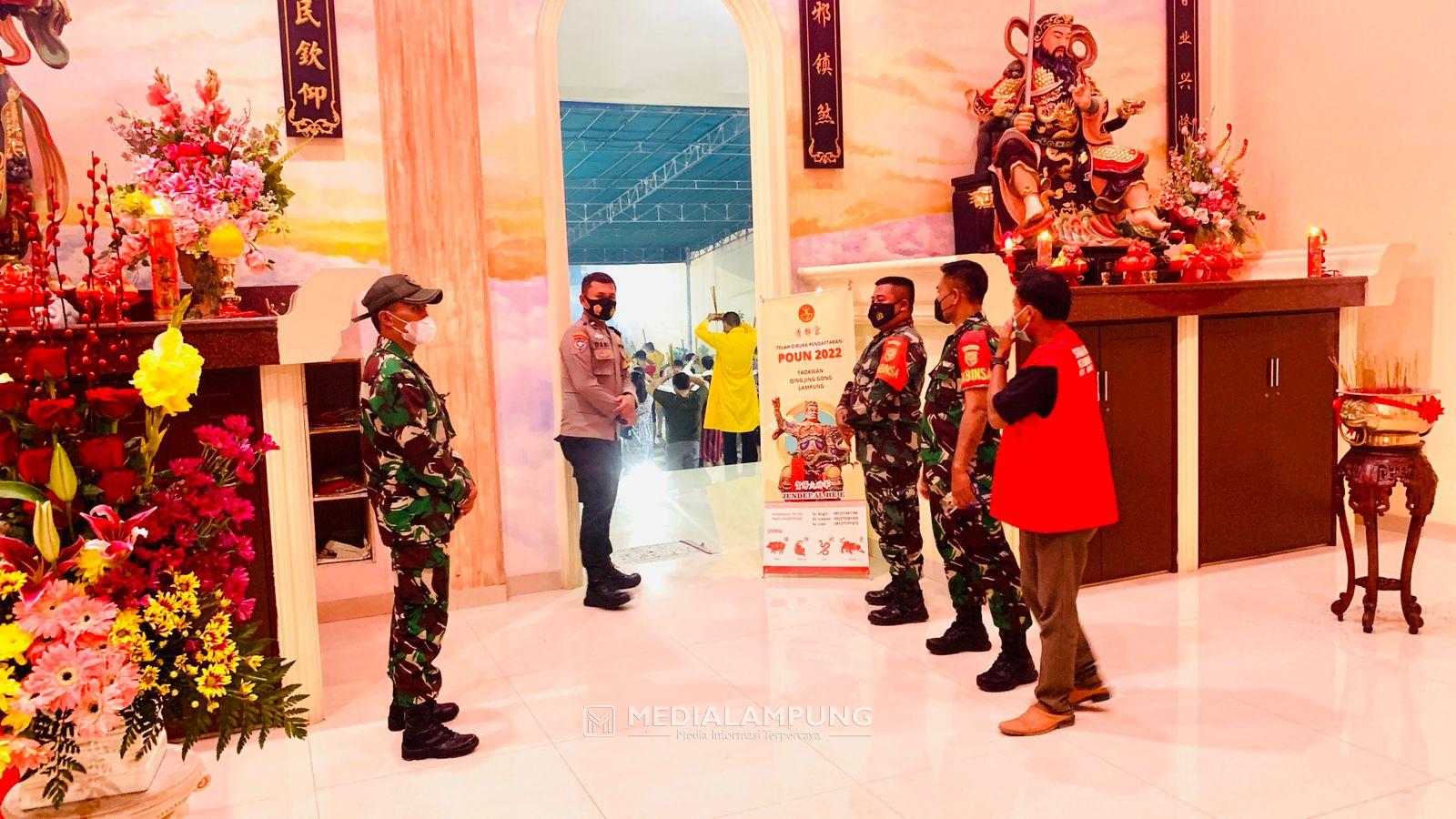 Babinsa Koramil Panjang Monitoring Ibadah Perayaan Tahun Baru Imlek 2022