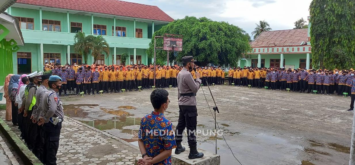 Polsek Berikan Wejangan Kepada Pelajar di SMAN 1 Pesisir Tengah