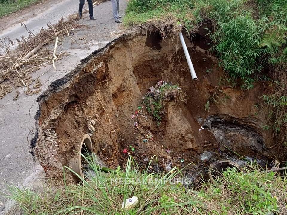 Terseret Longsor, Ruas Jalan Sebarus-Padang Dalom Terancam Putus 