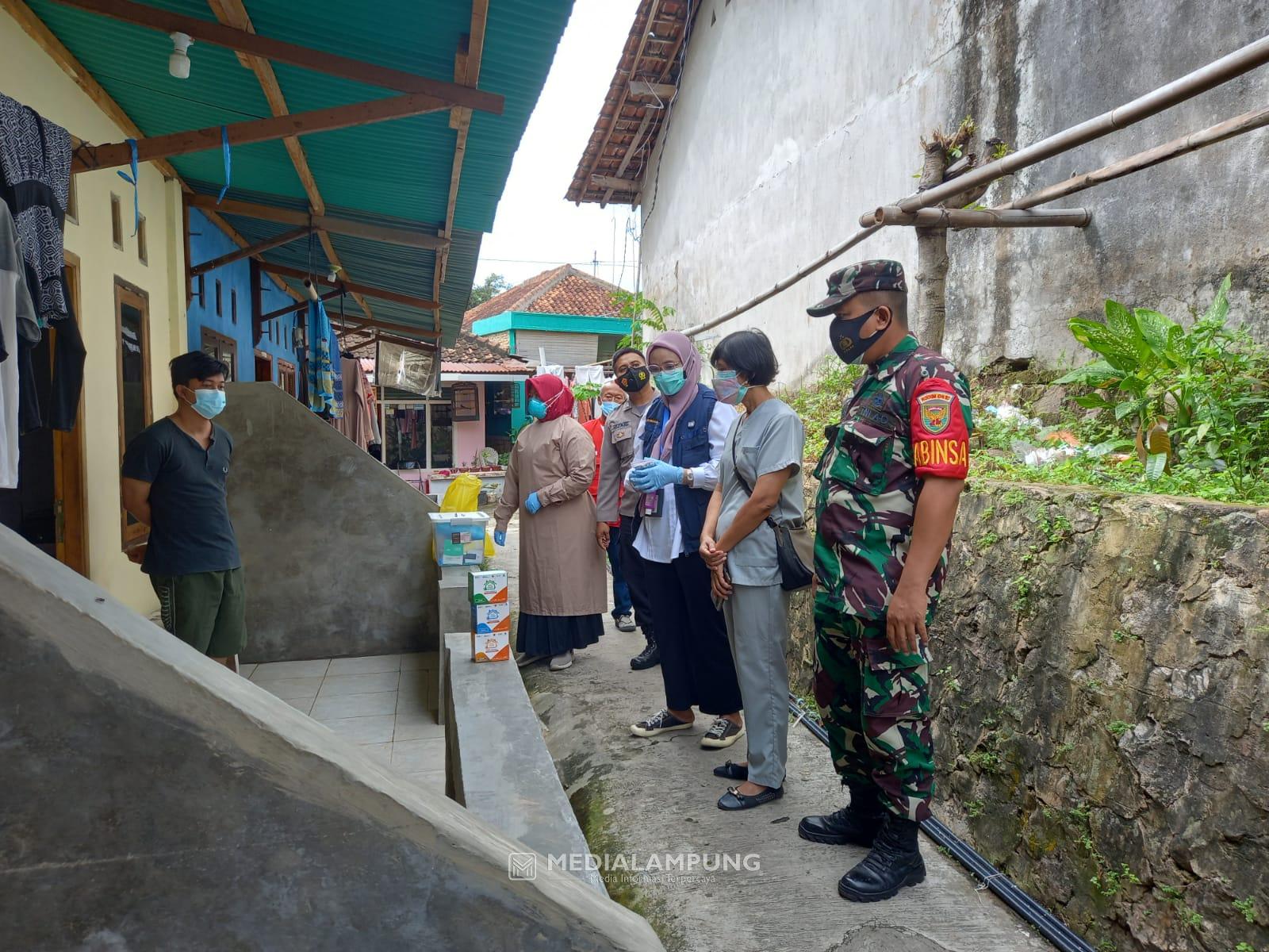 Babinsa-Bhabinkamtibmas Dampingi Surveilans Lakukan Tracing