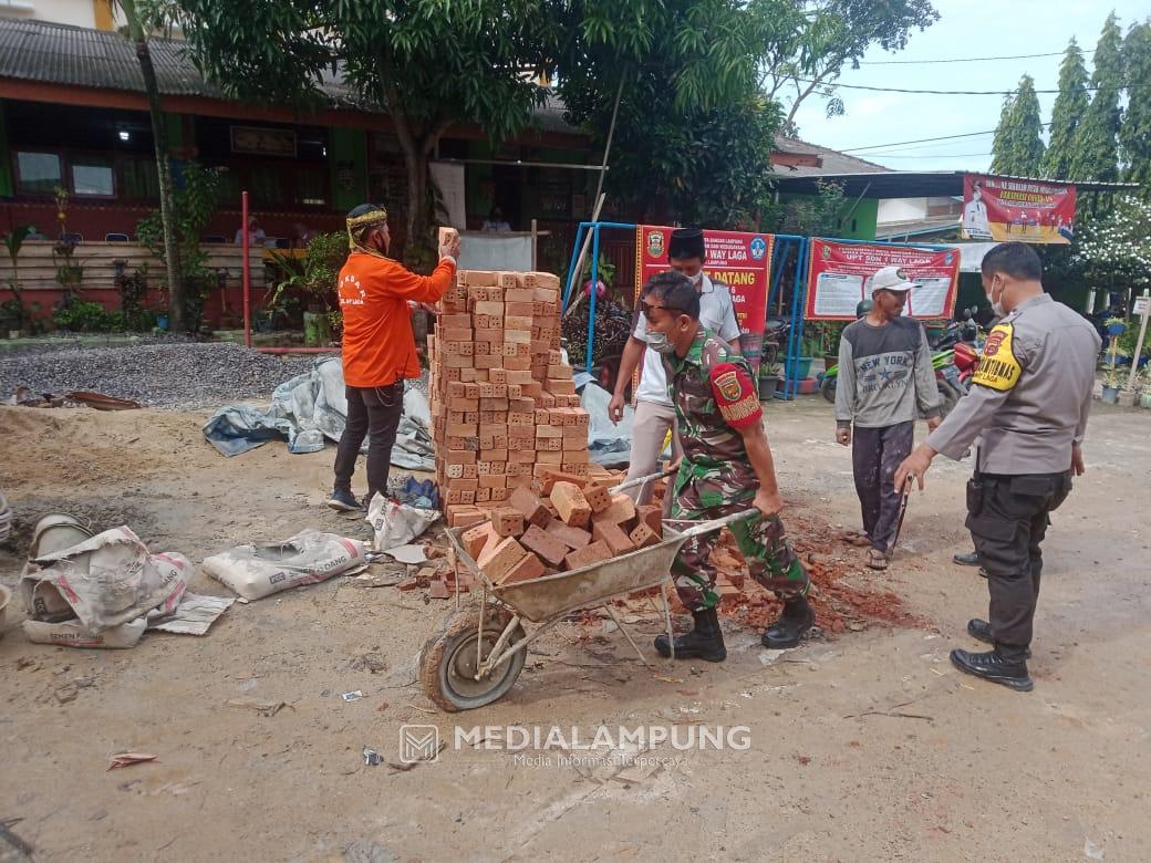 Babinsa Ikuti Royongan Ciptakan Lingkungan Sekolah Bersih