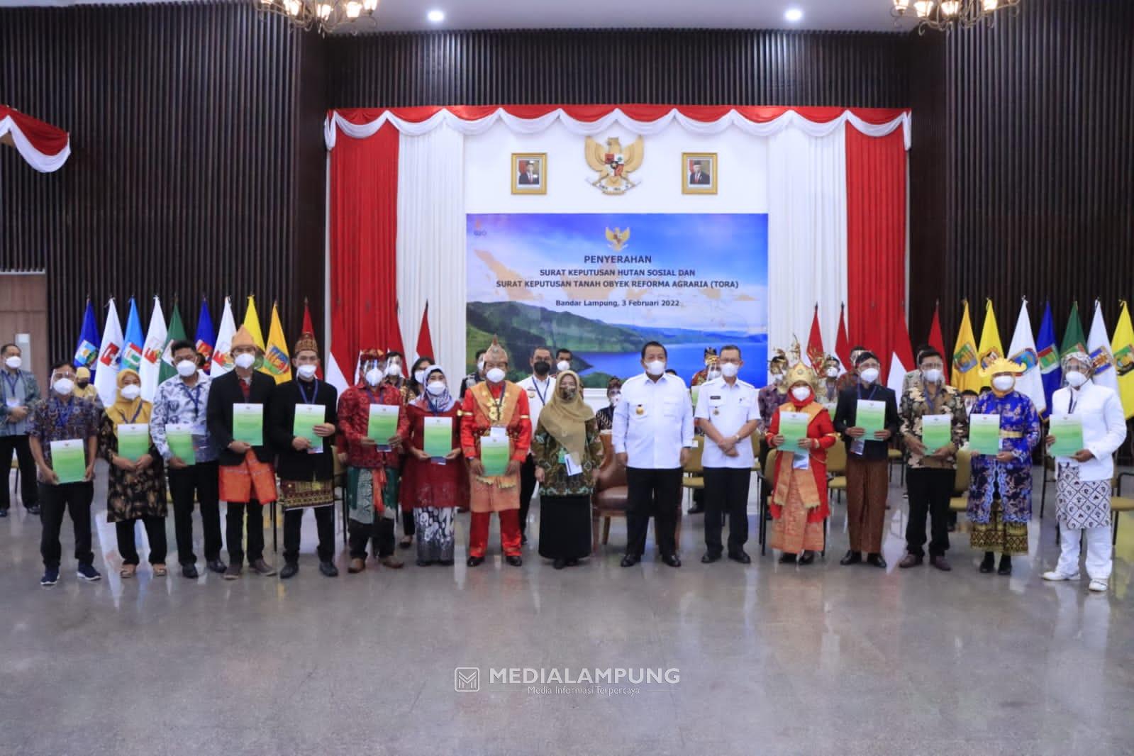 Presiden Serahkan SK Kehutanan, Gubernur Arinal Minta Tetap Jaga Keseimbangan Kawasan