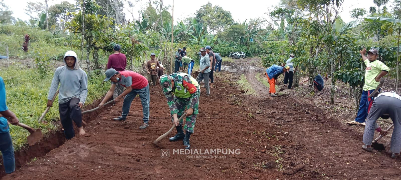 Serda Efriadi Bantu Warga Sukaraja Buka Badan Jalan 