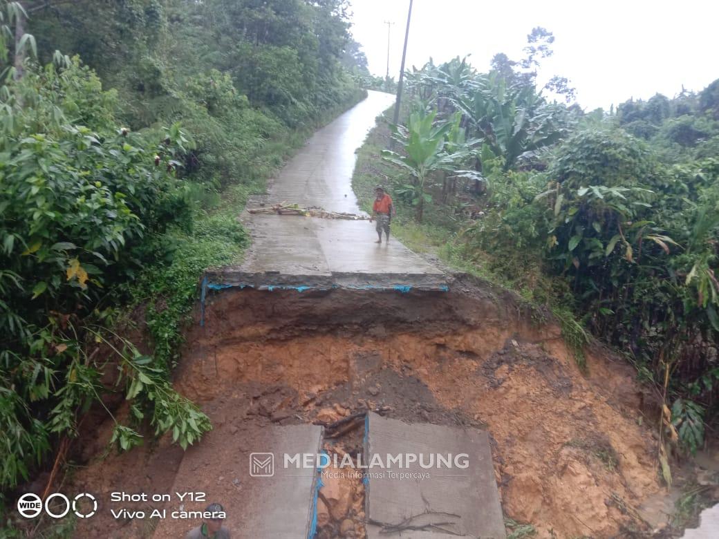 Jalan Kabupaten di Bandarnegeri Suoh Putus Total