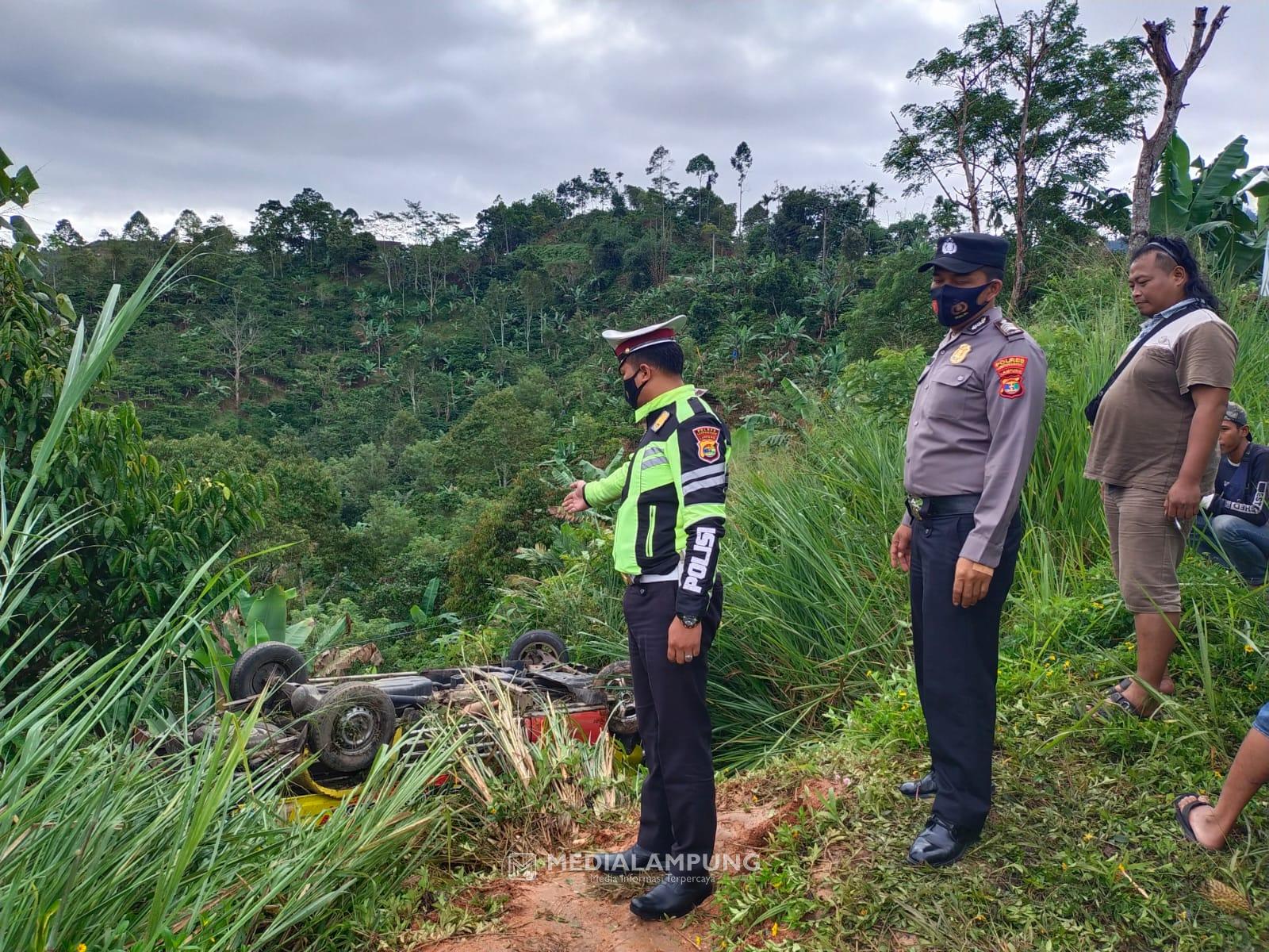 Hilang Kendali, GranMax Pick Up Masuk Jurang