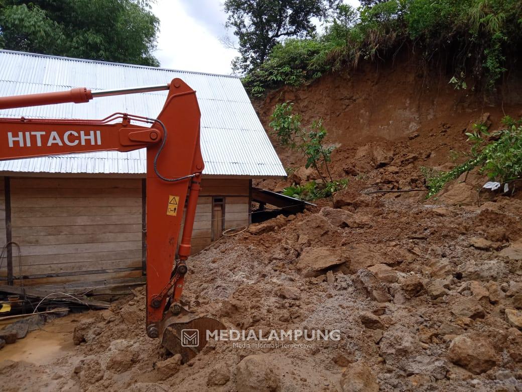 Dua Rumah di Kubuperahu Terdampak Longsor