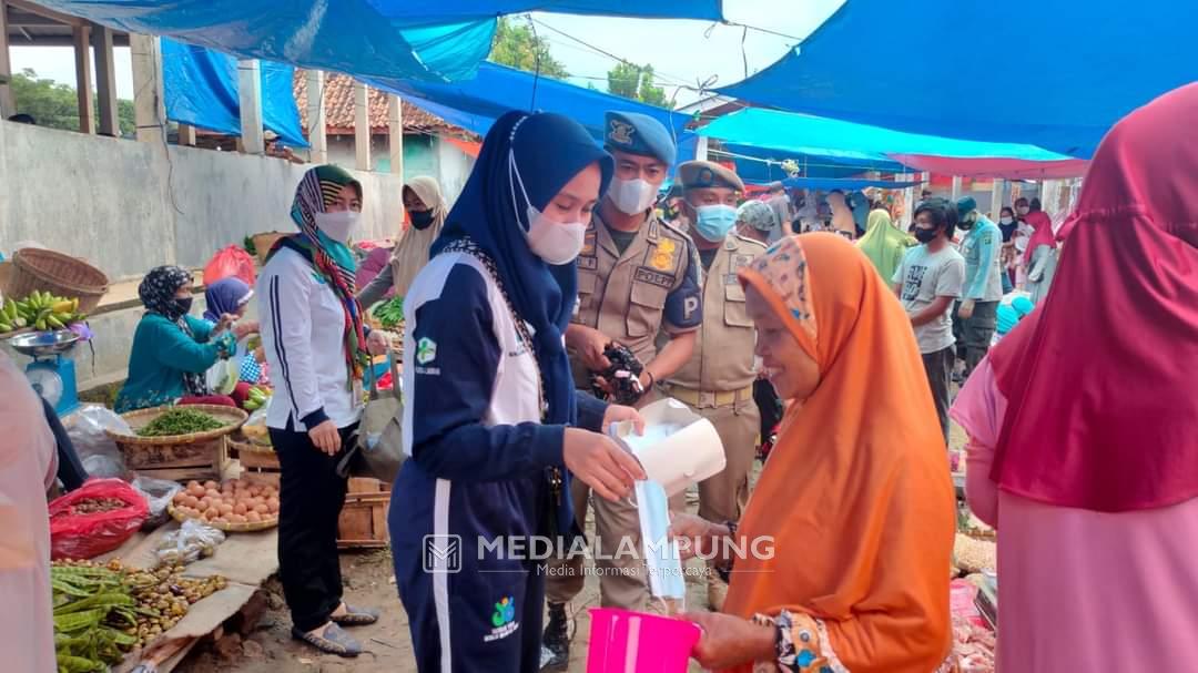 Gugus Tugas Covid-19 Bagikan Masker di Pasar Blambangan Umpu