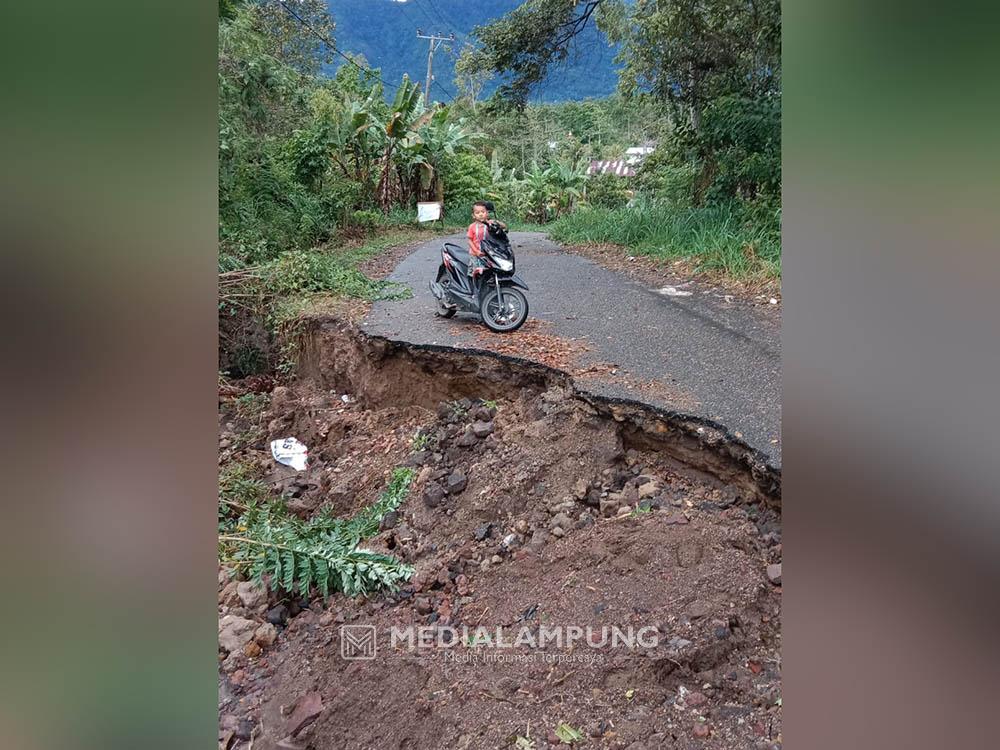 Dua Titik Longsor di Lumbokseminung Lumpuhkan Arus Lalulintas