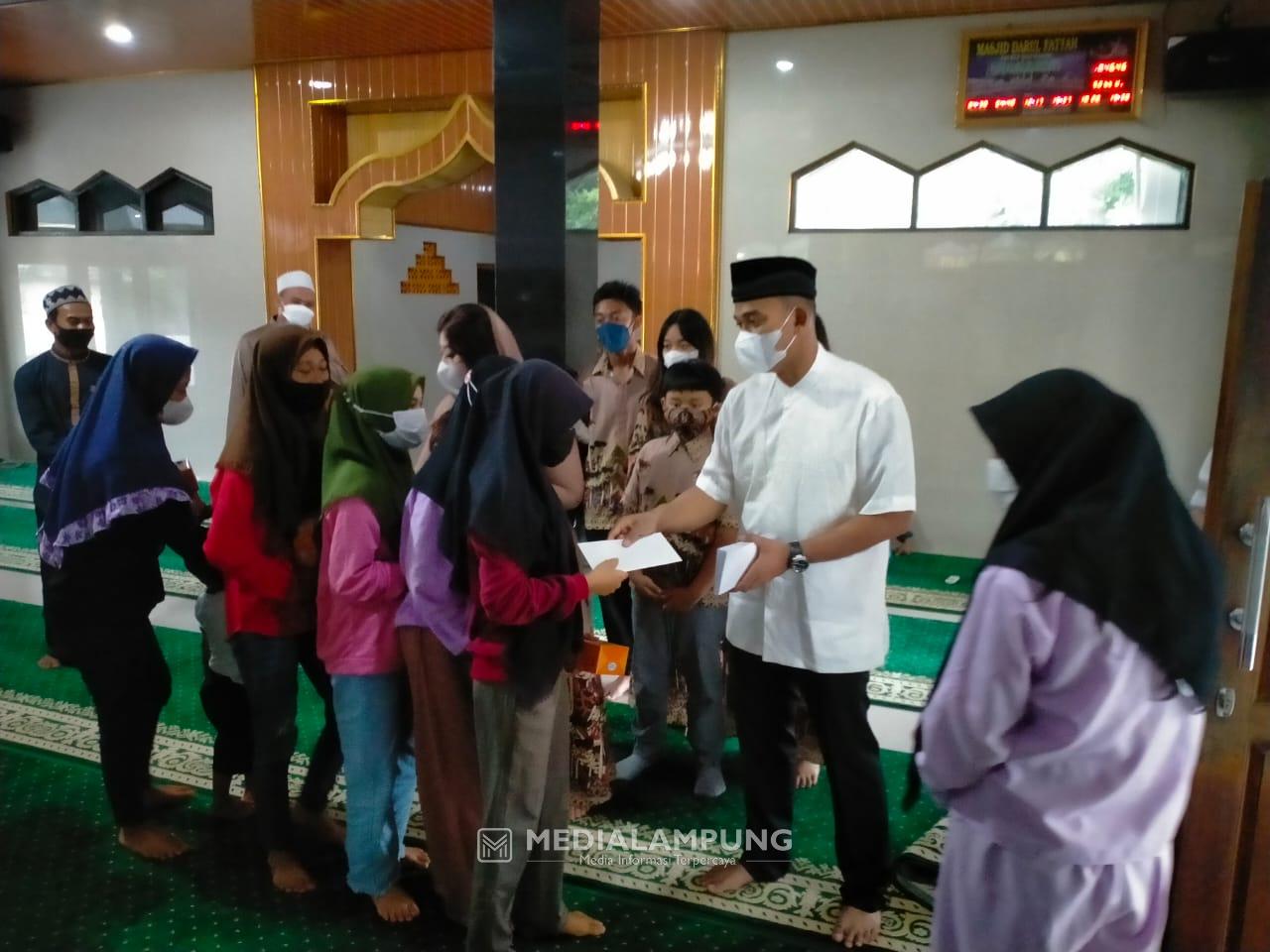 Awali Tugas, Kapolres Waykanan Gelar Yasinan dan Beri Santunan Anak Yatim