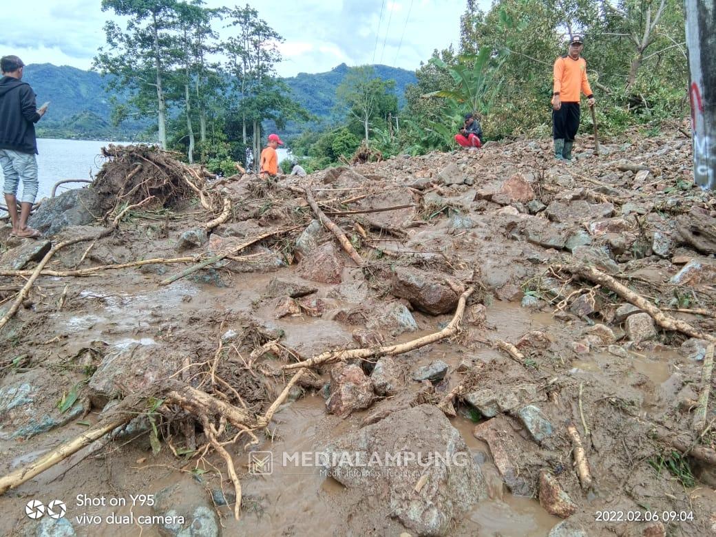 Wilayah Lumbokseminung Diterjang Banjir Bandang, Rumah-Sawah Terendam, Akses Jalan Putus