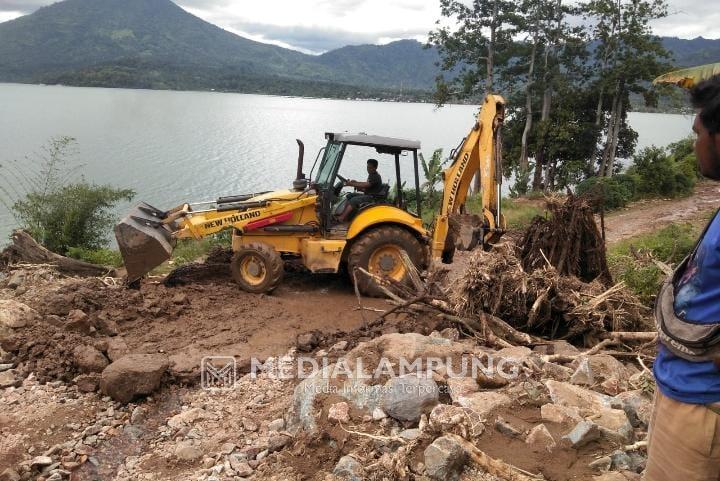 Evakuasi Tanah Longsor di Lumbokseminung, Satu Alat Berat Diturunkan